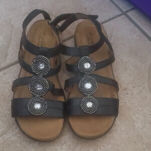 Natural Soul Black Sandals with Silver Accents